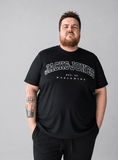 Jack & Jones CALEB VARSITY O-Neck T-Shirt Black - T-särgid - Suured T-särgid 2XL – 14XL