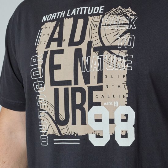 North Latitude Adventure 98 Graphic Tee Must - T-särgid - Suured T-särgid 2XL – 14XL